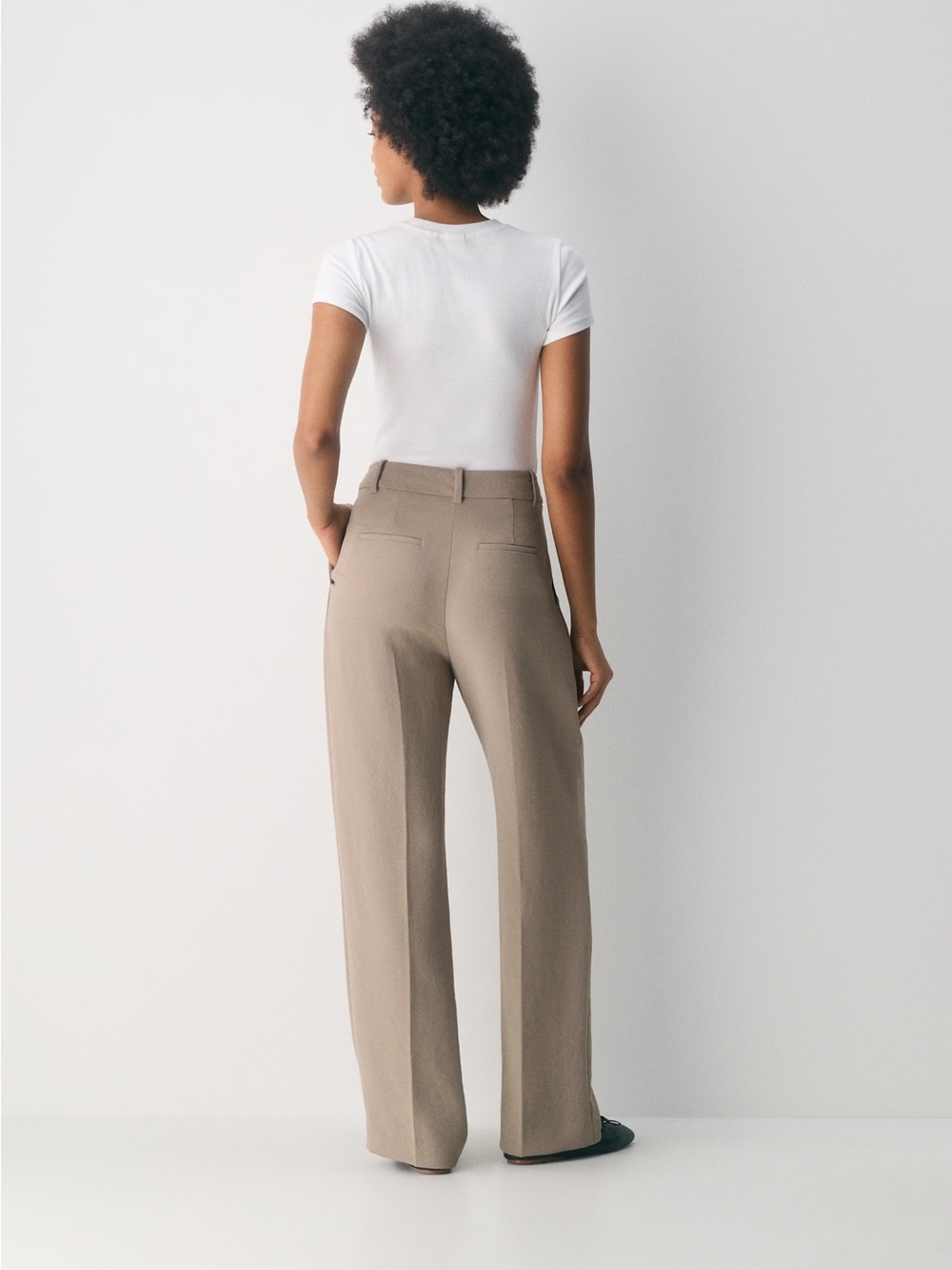 Aritzia
The Effortless Pant™ - Crepette™ - Nomad Taupe - Picture 3 of 5